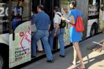 Els participants pujant a l'autobús