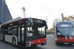 Els dos nous models de busos d'alta capacitat i zero emissions que s'incorporen a la flota de TMB / Foto: Miguel Ángel Cuartero (TMB)