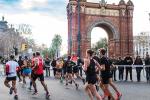 Els corredors en un moment de la passada edició de la cursa al seu pas per l'Arc de Triomf / Foto: Mitja Marató Barcelona