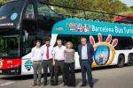 L'equip directiu de Transports d'Oci de TMB davant d'un dels nous cotxes incorporats / Foto: Pep Herrero