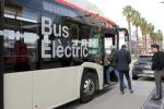 El Solaris Urbino 18 elèctric en una parada del passeig de la Zona Franca / Foto: Miguel Ángel Cuartero (TMB)