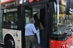 Entrada de passatgers per la porta del davant en un bus de la línia H10 / Foto: Pep Herrero (TMB)