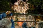 Des del pis superior del Barcelona Night Tour es poden fotografiar els punts històrics de la ciutat a la nit / Foto: Pep Herrero