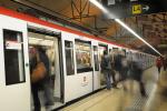 Passatgers en una estació de metro de la línia 2 / Foto: Pep Herrero (TMB)