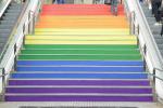 Escala de l'estació de metro d'Universitat decorada amb els colors de l'arc de Sant Martí / Foto: Miguel Ángel Cuartero (TMB)