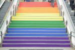Escala de l'estació de metro d'Universitat decorada amb els colors de l'arc de Sant Martí / Foto: Miguel Ángel Cuartero (TMB)