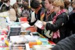 La diada de Sant Jordi a la Rambla de Barcelona, entre roses i llibres / Foto: ACN