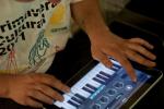 Un participant del taller de música amb iPads a La Sagrera