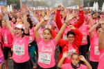 Les participants i la ja tradicional samarreta rosa a la passada edició de la cursa / Foto: Web Cursa de la Dona
