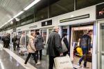 Passatgers abordant un tren de la línia 9 Sud a Torrassa / Foto: Pep Herrero (TMB)