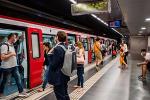 Passatgers a l'estació de metro de Diagonal de la línia 5 / Foto: Pep Herrero (TMB)