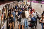 Passatgers al metro de Sagrada Família de la línia 2 / Foto: Pep Herrero (TMB)
