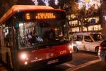 Un bus circulant pels carrers de Barcelona guarnits de Nadal / Pep Herrero