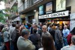 Cua a l'exterior dels Cinemes Girona per assistir a la projecció