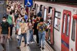 Passatgers a l'estació de metro de Diagonal de la línia 5 / Foto: Pep Herrero (TMB)
