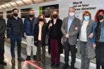 Responsables de la Fundació Pasqual Maragall i de TMB a l’enllaç de metro de Diagonal, on es pot veure l’exposició ‘Protagonistes de l’Alzheimer’ / Foto TMB: Pep Herrero