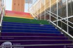 Detall de la decoració de les escales d'accés de l'estació de metro d'Espanya amb els colors del Pride / Foto: TMB