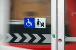 Detall del pictograma d'accessibilitat en una de les portes d'andana L9 Sud / Foto: Pep Herrero