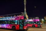 El Barcelona Night Tour passant per davant del monument a Colom / Foto: Pep Herrero (TMB)