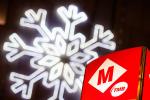 Llum de Nadal i banderola de Metro / Foto: TMB
