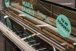 Un piano al metro amenitza els viatges durant el Concurs Maria Canals / Foto: Pep Herrero