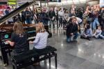El piano de cua a l'estació de metro de Diagonal, l'any passat / Foto: Pep Herrero (TMB)