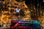 Bus turístic davant la Pedrera / Foto: Pep Herrero (TMB)