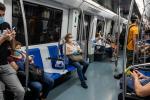 Passatgers en un tren de la línia 5 de metro / Foto: Pep Herrero (TMB)
