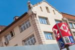 Banderola del metro davant les oficines de TMB a Santa Eulàlia