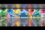 Vista panoràmica del mural 'Els colors de l'agraïment' al vestíbul de Guinardó / Hospital de Sant Pau L4 / Foto: Miguel Ángel Cuartero (TMB) 