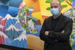 L'artista Philip Stanton posa davant de la seva creació, el mural 'Els colors de l'agraïment' / Foto: Miguel Ángel Cuartero (TMB)