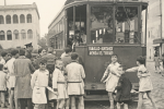 Escolars pujant al tramvia 58 / Foto: Arxiu TMB