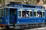 El Tramvia Blau número 6 enfilant l'avinguda Tibidabo.