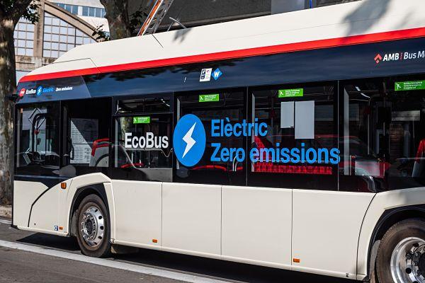 Autobús elèctric Solaris al punt de recàrrega del carrer Cisell / Foto: Pep Herrero (TMB)