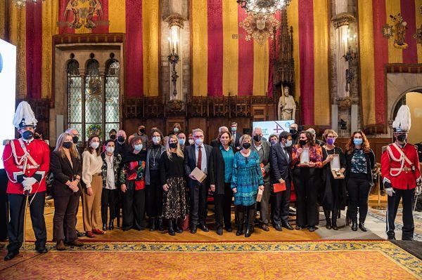 Foto de família dels premiats amb l'alcaldessa i regidors de l'Ajuntament / Foto: Pep Herrero (TMB)
