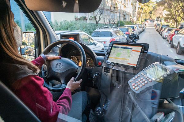 Lloc de conducció amb la pantalla que mostra el recorregut òptim / Foto: Pep Herrero (TMB)