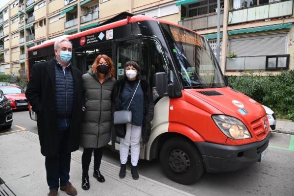 Jacobo Kalitovics, Laia Bonet i Rosa Alarcón en la presentació del bus a demanda a Montbau / Foto: Pep Herrero (TMB)
