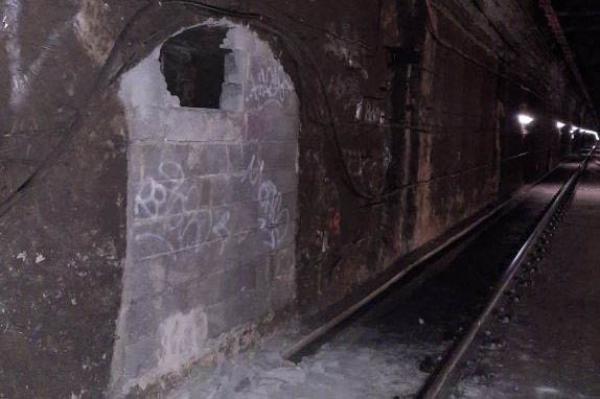 Orifici tipus 'butrón' practicat per vàndals al túnel de la línia 1 per introduir-se al taller de la Sagrera / Foto: TMB
