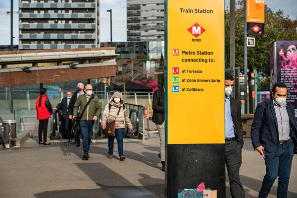 Visitants del congrés a la sortida del metro Europa / Fira / Foto: Pep Herrero (TMB)