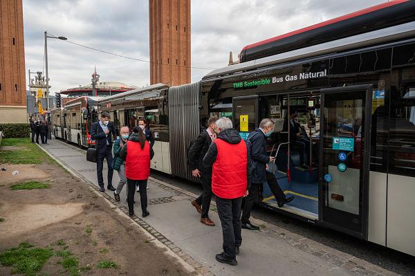 Informadors de l'MWC reben els usuaris de la llançadora a la terminal de la plaça Espanya / Foto: Pep Herrero (TMB)