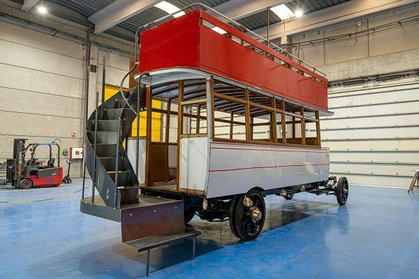 L'escala exterior en corba / Foto: Miguel Ángel Cuartero (TMB)