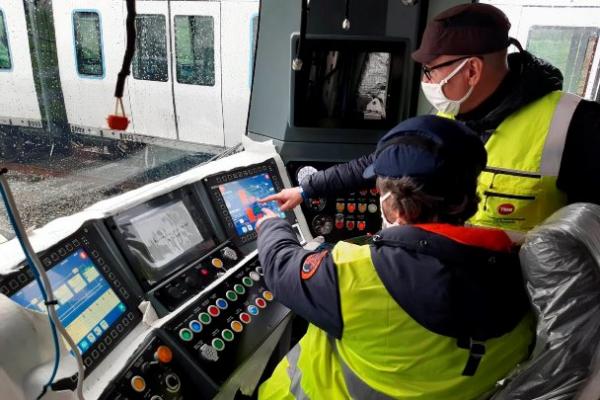 Tècnics de TMB i Alstom als comandaments del tren de prova / Foto: TMB