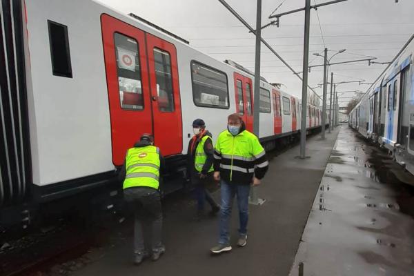 Tècnics de TMB al circuit d'assajos on es prova el 7000 / Foto: TMB