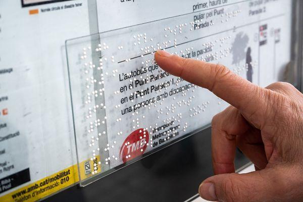 Rètol en braille i alt relleu en una parada d'autobús / Foto: Pep Herrero (TMB)