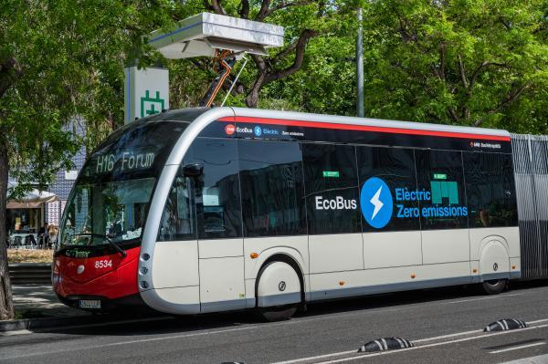 Bus elèctric en el punt de càrrega de la línia H16 Bus elèctric en el punt de càrrega de la línia H16