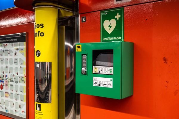 Desfibril·lador a l'estació Hospital Clínic de la línia 5 de metro / Foto: Pep Herrero (TMB)