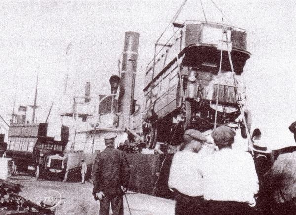 Arribada al port de Barcelona dels primers autobusos de la CGA / Arxiu Fundació TMB Arribada al port de Barcelona dels primers autobusos de la CGA / Arxiu Fundació TMB