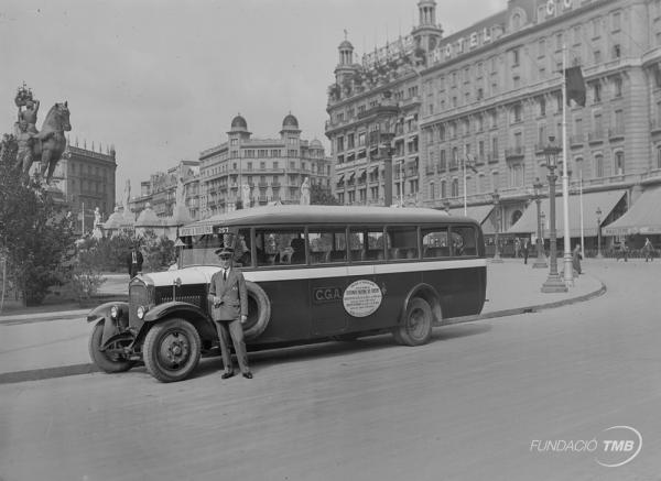 Autobús turístic de la CGA a la plaça Catalunya / Fundació TMB Autobús turístic de la CGA a la plaça Catalunya / Fundació TMB