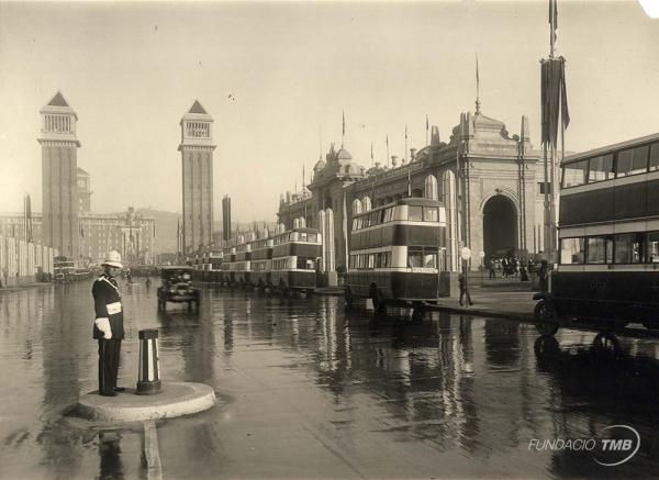 Autobusos de la CGA aparcats a l'avinguda Reina Mª Cristina durant l'Exposició Internacional de Barcelona 1929 / Arxiu Fundació TMB Autobusos de la CGA aparcats a l'avinguda Reina Mª Cristina durant l'Exposició Internacional de Barcelona 1929 / Arxiu Fundació TMB