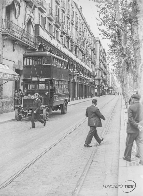 Autobús de la CGA circulant per la Rambla de Barcelona / Arxiu Fundació TMB Autobús de la CGA circulant per la Rambla de Barcelona / Arxiu Fundació TMB